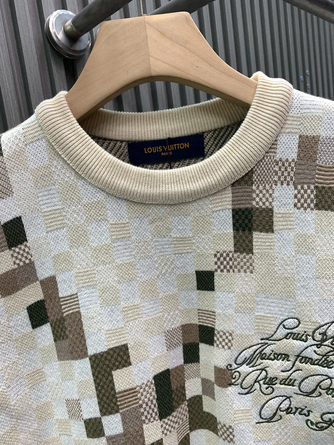 🅿️460 🀄️ Louis Vuitton Louis Vuitton 26 early spring new style LV Louis Vuitton camouflage checkerboard round neck pullover YB purchased the pattern. It is woven with 23 counts of combed cotton and 8 colors of yarn. The other 7 colors are custom dyed. The weaving piece is a 16-needle STOLL imported machine. The weaving time is 370 minutes/piece. 16-needle finer yarn is woven in 8 colors at the same time. Adding a variety of tissue jacquards increases the difficulty of the loom. There are many holes to sew with 22 stitches on the sewing plate. The embroidery requires secondary clamping. The collar, shirt legs and cuffs all need to be picked. The overall workmanship is very complicated. The embroidery is added with heat-capacitating glue and needs to be hot-glued to ensure quality. The checkerboard pattern needs to be positioned so the speed is slow. Each process of the whole garment is slow and time-consuming. Customized three-standard accessories are developed based on the original version. Same style for men and women. It is recommended to dry clean or machine wash the reverse side in cold water.